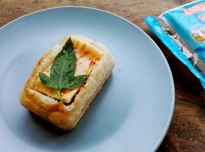 5. 盖上芝士片，抹上点番茄酱，开吃吧