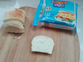 1. 土司片一片，家里没土司了，用小面包切片替代了