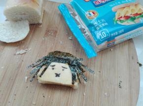 3. 土司修改一下上面呈半圆，剪海苔进行装饰