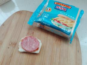 4. 另一片土司，抹番茄酱放火腿（可以继续放煎蛋，太懒不爱弄）挤点沙拉酱