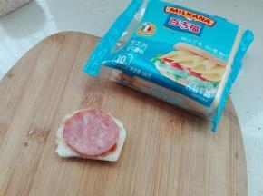 4. 另一片土司，抹番茄酱放火腿（可以继续放煎蛋，太懒不爱弄）挤点沙拉酱