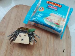 5. 将前面装饰好的土司摞起来即可，哄小孩子很好玩哦