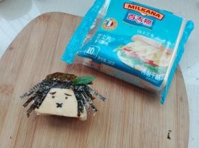 5. 将前面装饰好的土司摞起来即可，哄小孩子很好玩哦