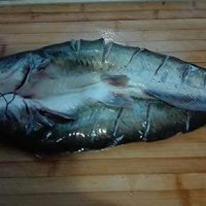 2. 背部用刀划上几下，便于入味