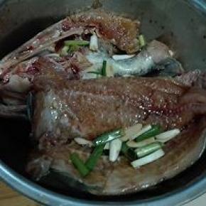 3. 太大了，我切成两段了，放葱姜蒜，花椒，八角，糖，盐，料酒，味极鲜进行腌制