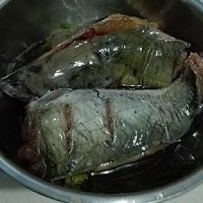 4. 背部也将腌制用料涂抹上，最少腌制2小时