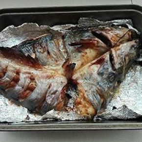 5. 将腌好的鱼取出放入深烤盘中，烤箱200度，中层，烤25分钟，表皮烤的脆脆的感觉（时间，温度根据鱼的大小灵活掌握）