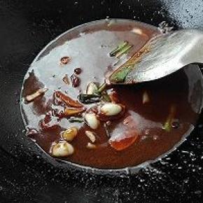 7. 放入豆瓣酱继续炒，然后倒入水，加适量盐，喜欢辣可以放点辣椒之类的，也可以将水换成倒入啤酒，味道更好哦