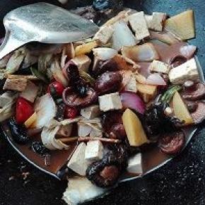 9. 放入锅中稍微翻炒一下即可