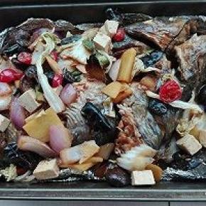 11. 最后将剩余的菜料一同平铺在鱼身上，烤箱200度，中层，25分钟左右即可