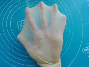 1. 将所有材料混合，揉成完全扩展状态，进行室温发酵，如图所示