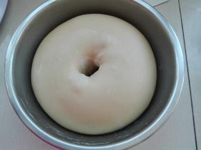 2. 发酵至手指戳洞不回缩不塌陷即可
