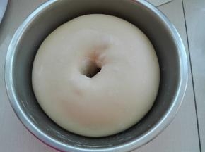 2. 发酵至手指戳洞不回缩不塌陷即可