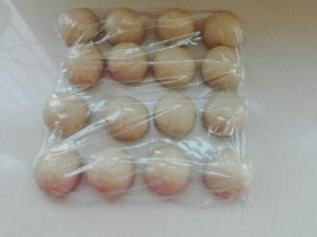 3. 发酵好的面团取出排所，等分16份滚圆盖保鲜膜醒发15分钟