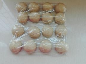 3. 发酵好的面团取出排所，等分16份滚圆盖保鲜膜醒发15分钟