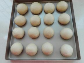 4. 再次的揉圆，依次放入烤盘中