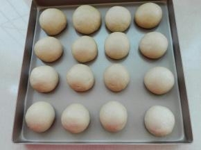 4. 再次的揉圆，依次放入烤盘中