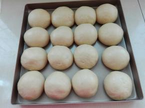 5. 烤箱放碗热水，进行二次发酵，约两倍大