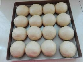 5. 烤箱放碗热水，进行二次发酵，约两倍大