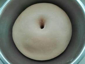 4. 发酵至手指戳洞不回缩不塌陷即可