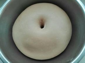 4. 发酵至手指戳洞不回缩不塌陷即可