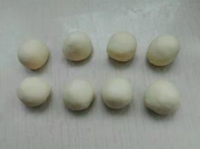 5. 发酵时可以先做出欧克皮：将所有欧克皮材料混合到一起，揉成光滑面团即可，等分成8个小面团，做小小熊的鼻子
