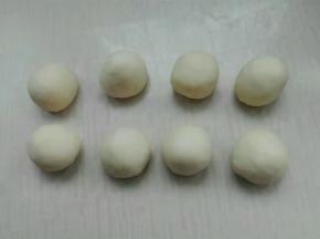 5. 发酵时可以先做出欧克皮：将所有欧克皮材料混合到一起，揉成光滑面团即可，等分成8个小面团，做小小熊的鼻子