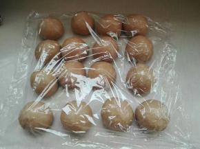 6. 发酵好的面团取出排气，分出一个48克面团（做耳朵），一个64克面团（做手脚），一个5克面团（做眉毛），剩下的面团等分16份做熊的身体和头，分别滚圆后盖保鲜膜醒发15分钟