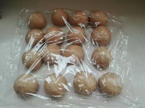 6. 发酵好的面团取出排气，分出一个48克面团（做耳朵），一个64克面团（做手脚），一个5克面团（做眉毛），剩下的面团等分16份做熊的身体和头，分别滚圆后盖保鲜膜醒发15分钟