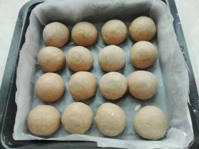 7. 醒发好后，再次揉圆，依次放入烤盘中