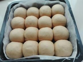 8. 烤箱放碗热水，二次发酵至约2倍大