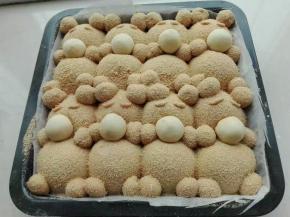 10. 利用牙签，在欧克皮做好的鼻子后插入，另一头牙签插入小熊的相应位置固定好