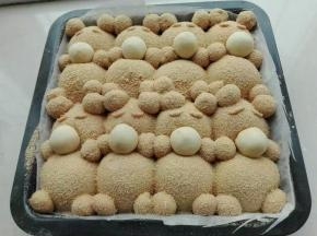 10. 利用牙签，在欧克皮做好的鼻子后插入，另一头牙签插入小熊的相应位置固定好