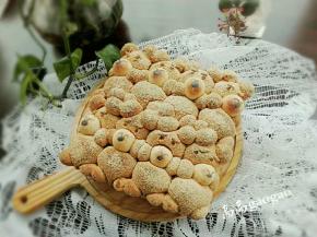 12. 表面用食用笔画一下或者巧克力装饰即可