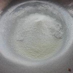 2. 倒入奶粉，我用的是 我儿子的奶粉（可瑞康奶粉）