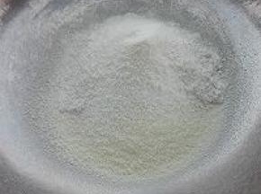 2. 倒入奶粉，我用的是 我儿子的奶粉（可瑞康奶粉）