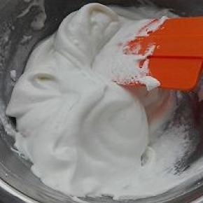 6. 打发好的蛋白霜同本酸奶糊翻拌手法，争取10下翻拌均匀