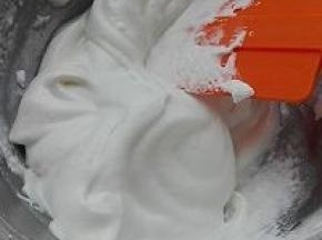 6. 打发好的蛋白霜同本酸奶糊翻拌手法，争取10下翻拌均匀