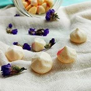 10. 酸奶的稠度，蛋白的打发，混合翻拌必需几下之内就结束，否则就清泡，不成形了