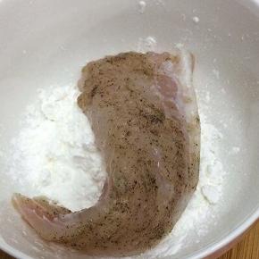 将龙利鱼柳先沾上土豆淀粉