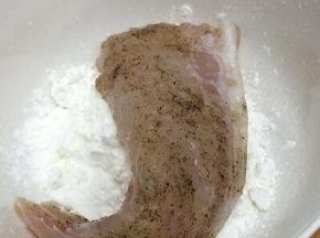 将龙利鱼柳先沾上土豆淀粉