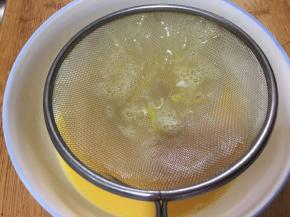 搅拌后的蛋液用滤网过滤几遍。这样做出来的厚蛋烧会比较细腻。