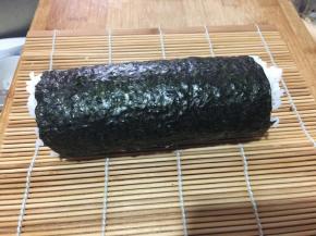 借助寿司帘，卷好定型。