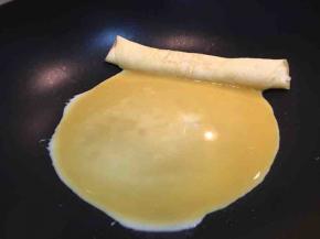 倒入另一半鸡蛋液，同样的方法卷起，注意不要烫到自己哈。