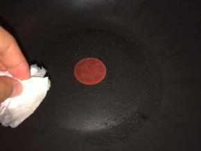 小火平底锅烧热，加入少许油，用厨房纸将油吸掉一部分，只留一点点就好。