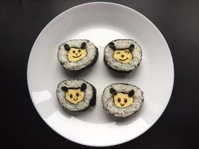 切开后用海苔做好表情，摆到合适的位置上。