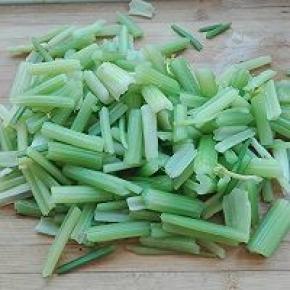 1. 芹菜洗干净，用烧开的水焯一下
