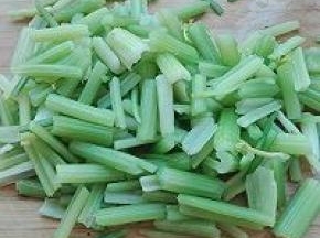 1. 芹菜洗干净，用烧开的水焯一下