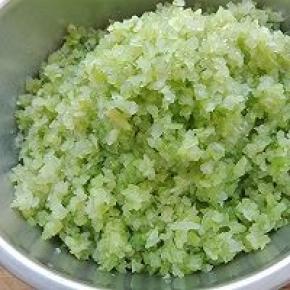 2. 处理好的芹菜剁碎
