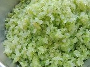 2. 处理好的芹菜剁碎